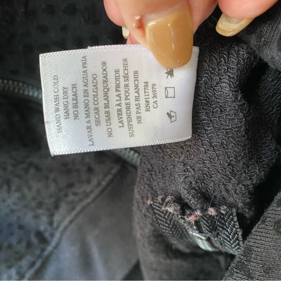 Rails Black Marlo Flocked Cobra
Pattern Side Zippers Cropped
Sweatshirt Top SZ M - Picture 12 of 13